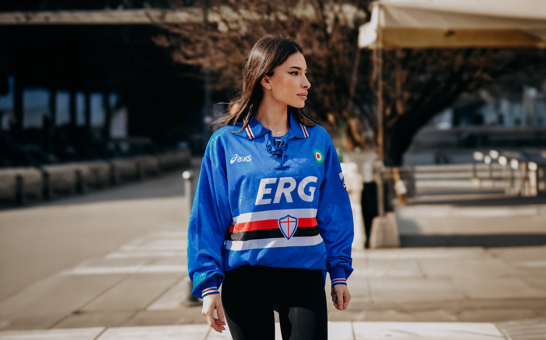 Modella indossa una maglia vintage Sampdoria ERG per strada, tra alberi spogli e il dehors di un bar